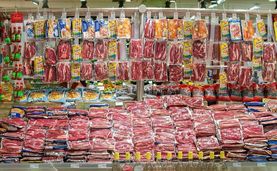 Consumidores diante das prateleiras de um supermercado brasileiro