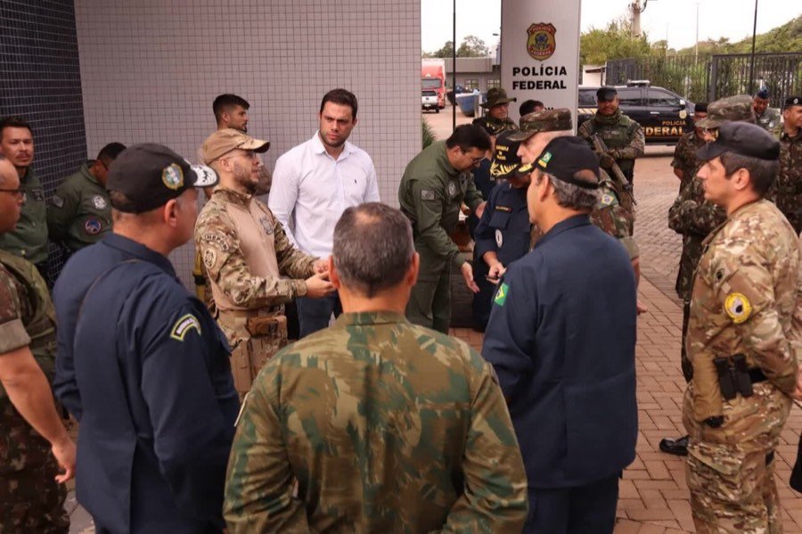 Agentes em operação integrada da Polícia Federal